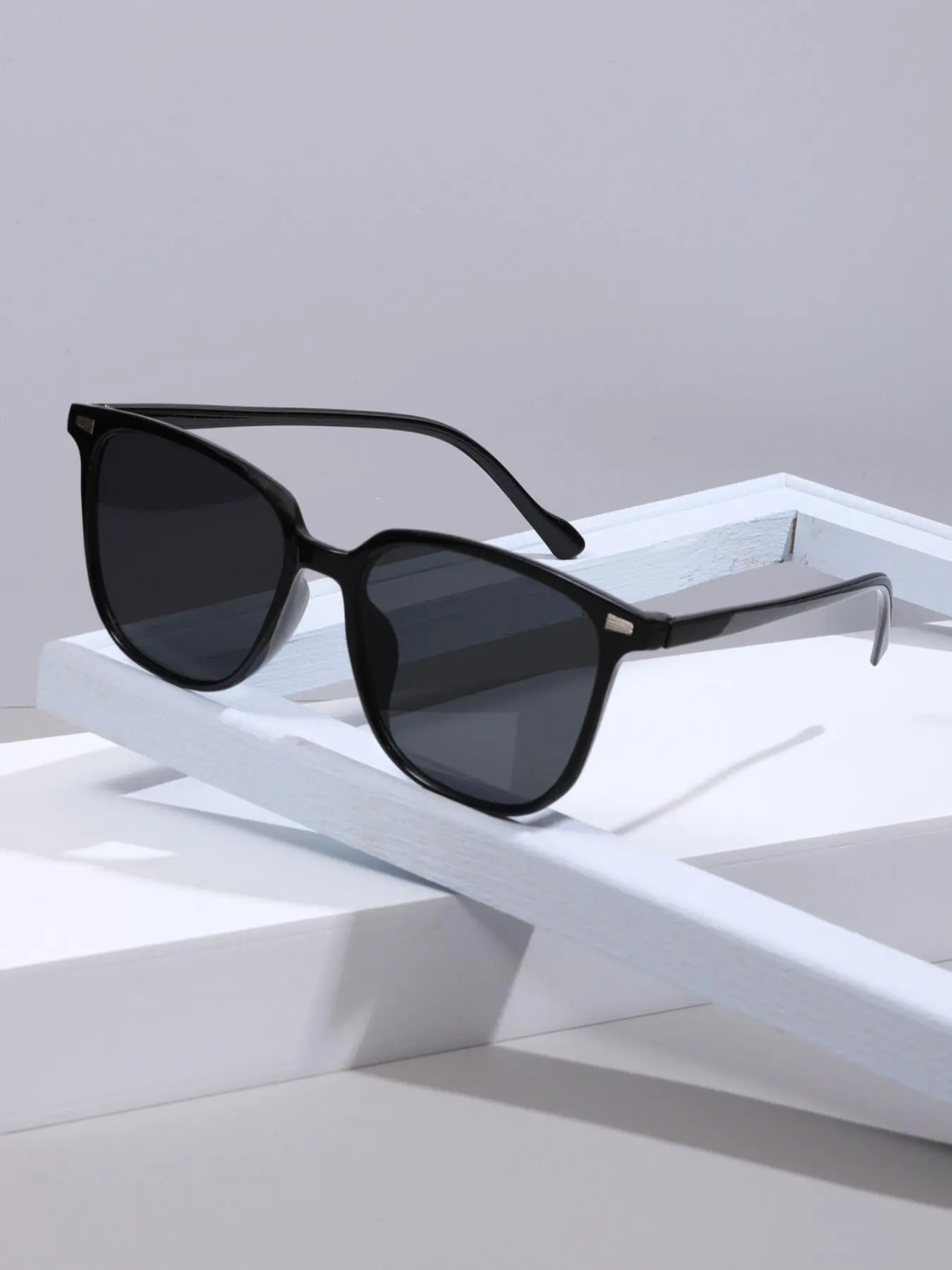Simple Style Plain Color Sunglasses As Gift for Her & Him, 2024 Vintage Trendy Sunglasses for Sun Blocking, Fashion Women & Male Eyewear Accessories for Outdoor Activities