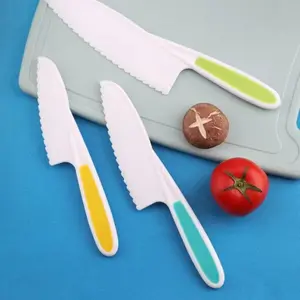 3 Piece Set of Household Vegetable Fruit Cake Bread Plastic Knives