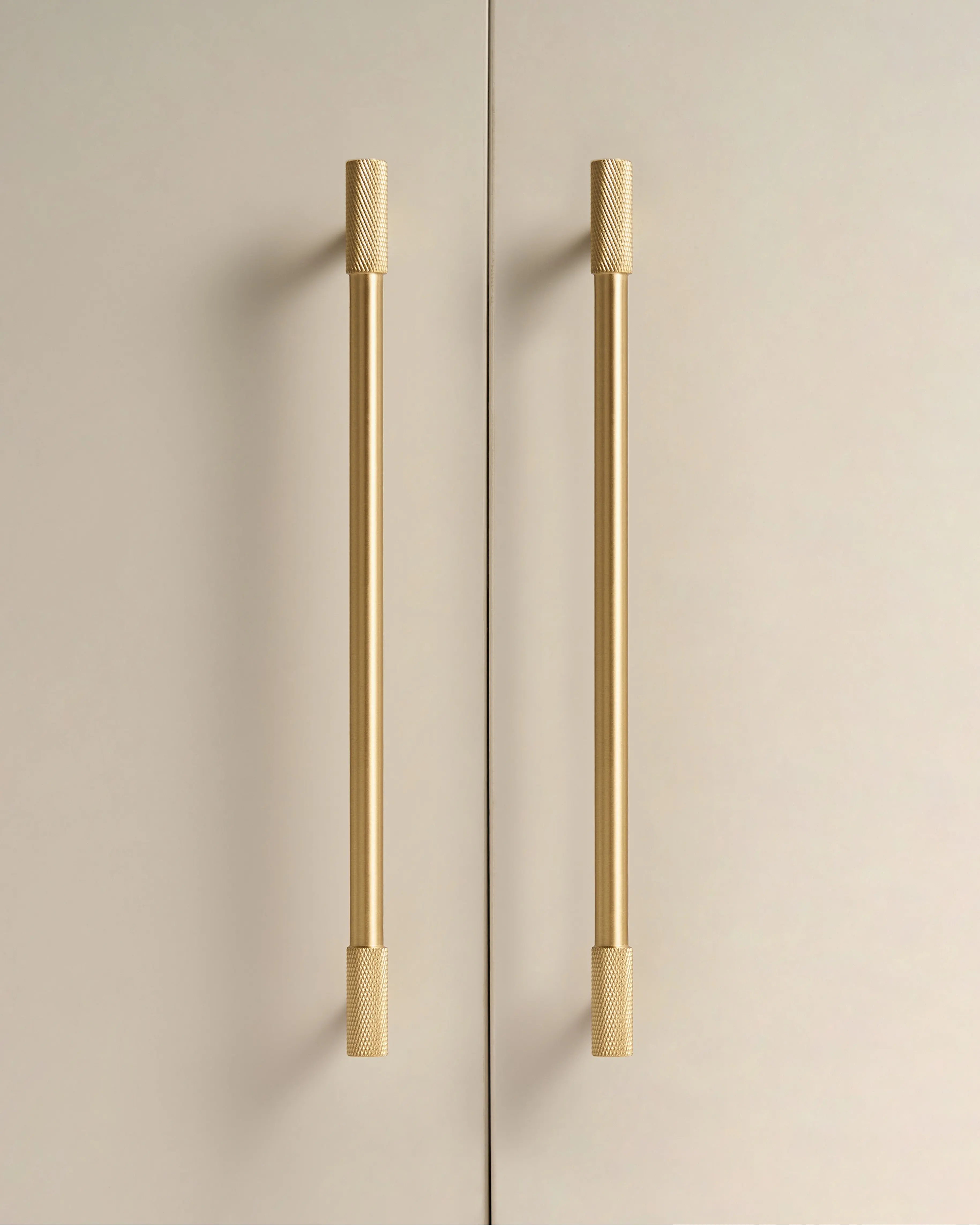 KENSWICK KNURLED CABINET PULL IN BRUSHED BRASS