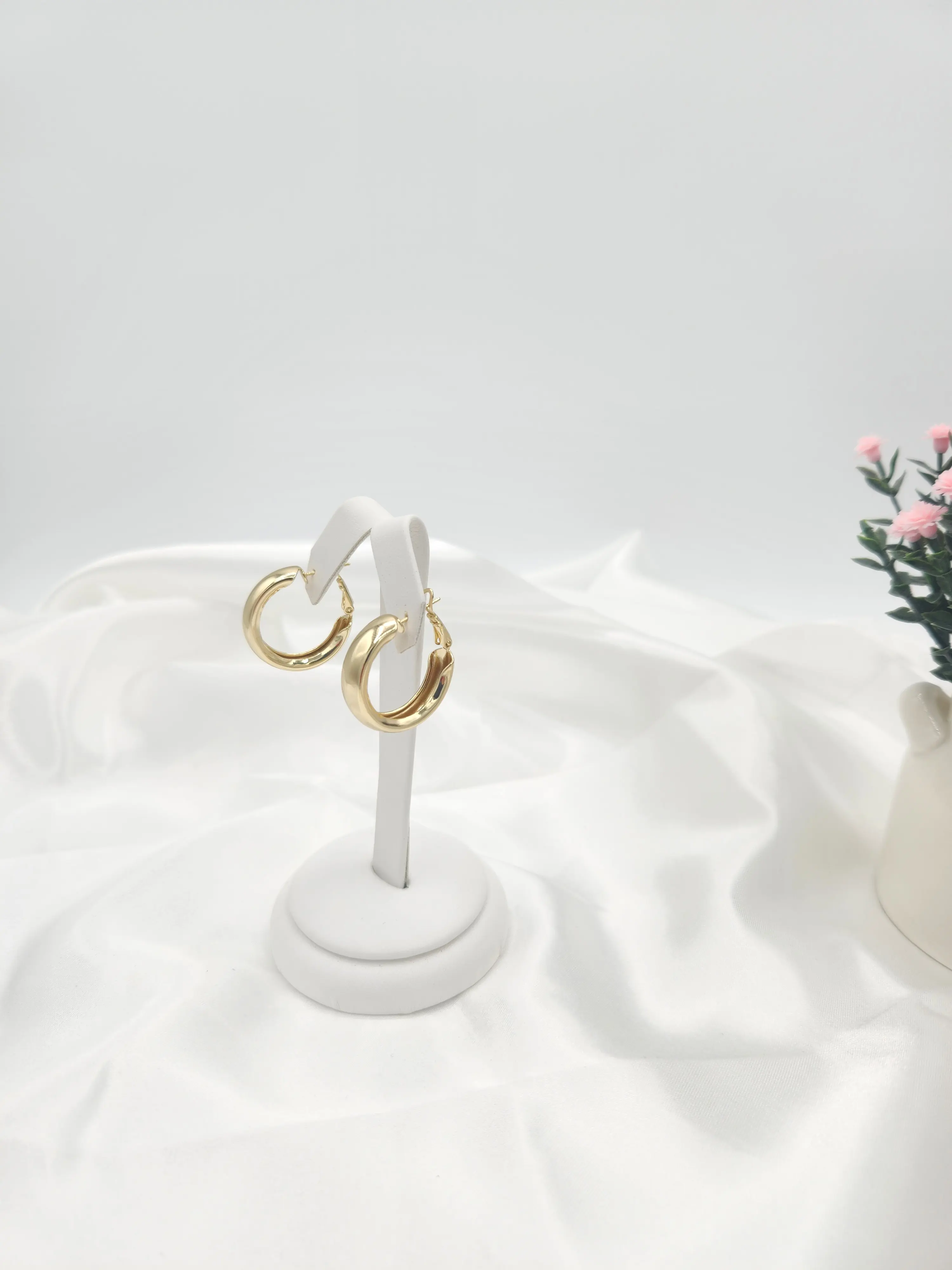 Minimalist and modern 14K gold plated hoop earrings for women. Minimalist and modern 14K gold plated hoop earrings for women.