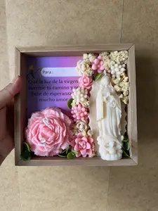 Cuadro de la virgen decorado con flores hechas a mano con cera de soja