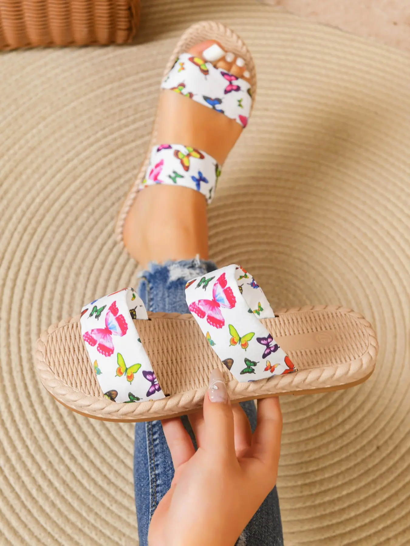 New summer fashion women's sandals, featuring a comfortable and soft woven straw sole, comfortable and soft slip-on casual sandals, suitable for summer vacations by the sea and casual outfits, also suitable for casual home wear, Footwear strap slides