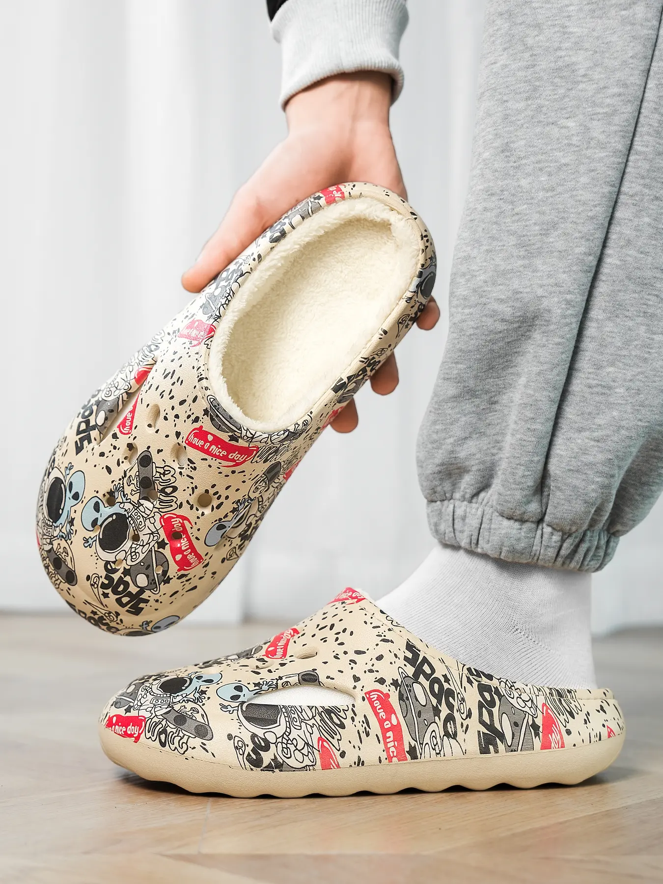 Unisex Winter Warm Garden Thick Bottom Slippers, Fuzzy Thick Cotton Lined, Astronaut Pattern, Comfortable Home Wear, Durable Design, Perfect for Indoor Use, Fluffy House Slippers, Fuzzy House Shoes