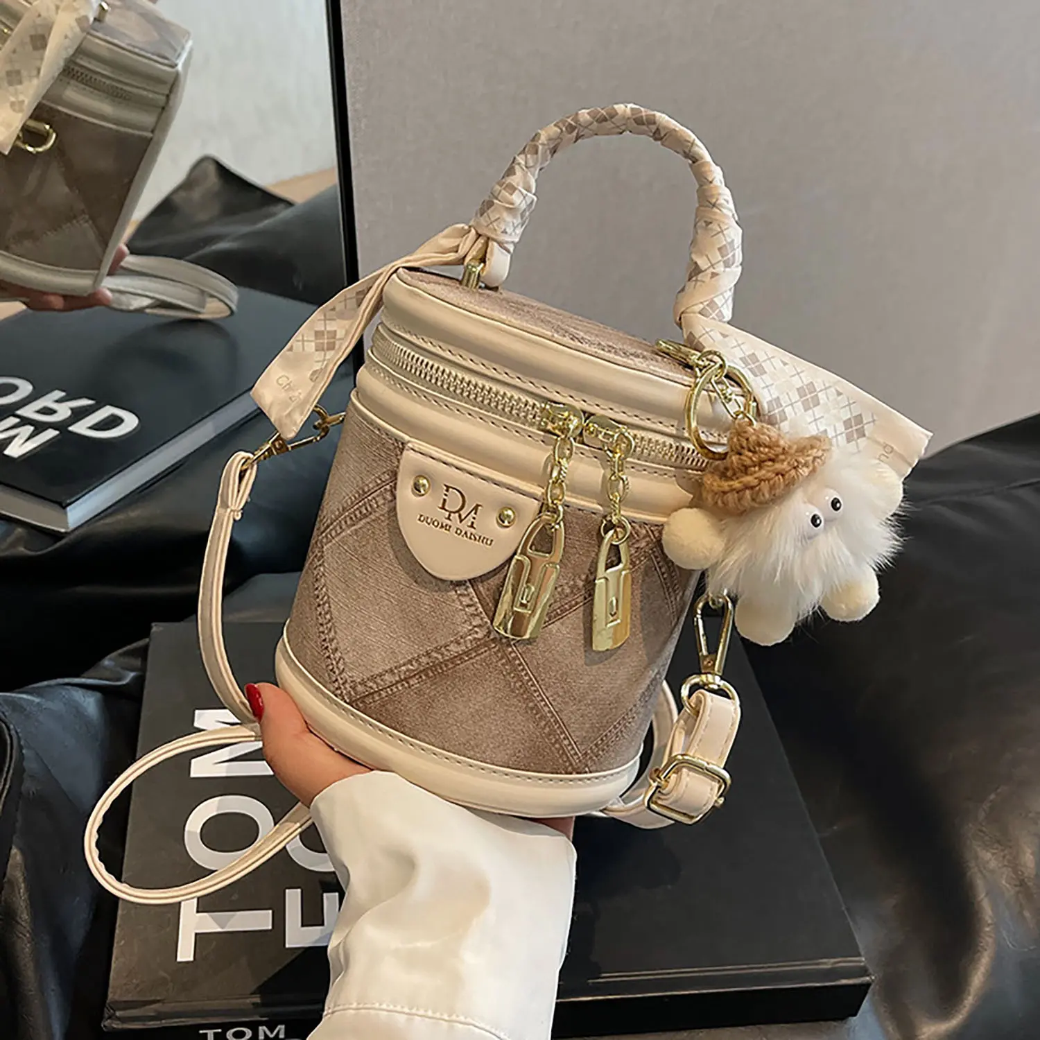 Women's Bucket Bag Handbag, Fashion Crossbody Design, New Year Stylish Accessory, High-End Style, Suitable for Daily Use and Special Occasions