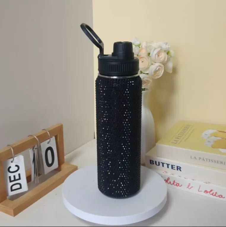 26 oz elegant black sports bottle featuring a glossy design and a secure lid; suitable for daily use