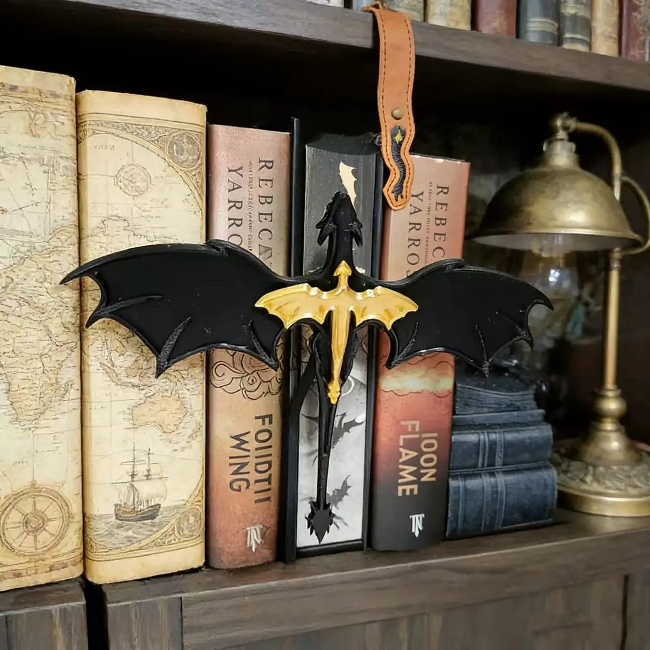 Dragon Bookshelf Decoration, Artificial Wood 3D Dragon Totem lron Art Flame Accent, Acotar GlassThrone Fan Exclusive Fantasy Bookend, Decorative Figurines, Decorative Home Ornament, Decorative Piece