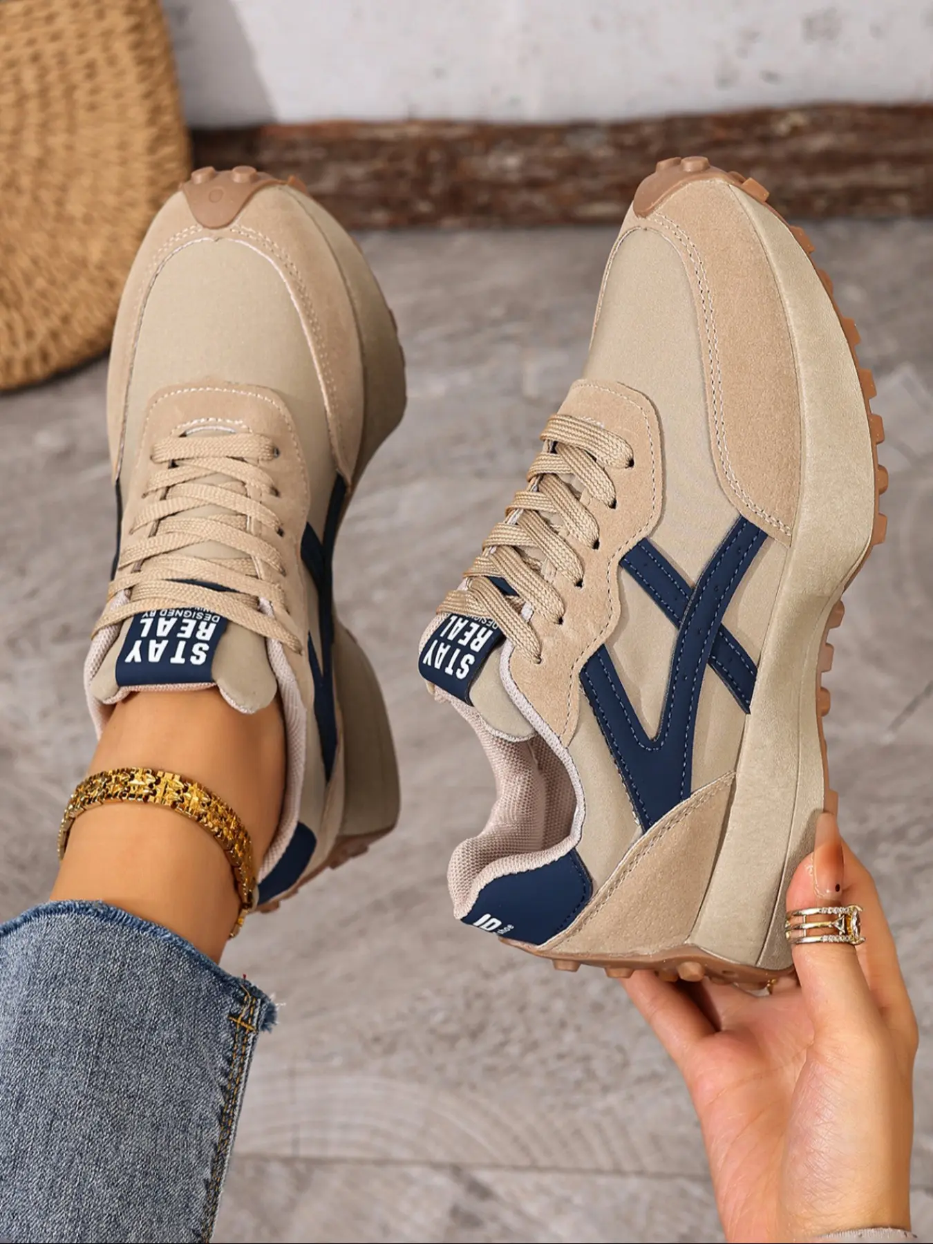 Women's fashion casual lace-up sneakers, Fashionable sneakers, four-season outdoor walking shoes, thick-soled height-increasing comfortable casual shoes, suitable for everyday casual wear and commuting, a must-have for gifts and back-to-school