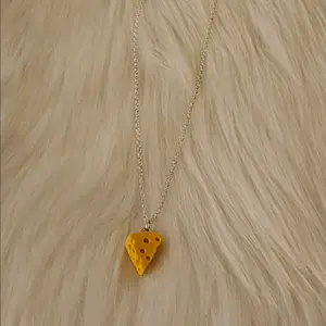 Cheese Pendant Necklace Quirky Cheese Design 18 Inch Chain High-Quality Materials Perfect for Cheese Lovers Unisex Accessory