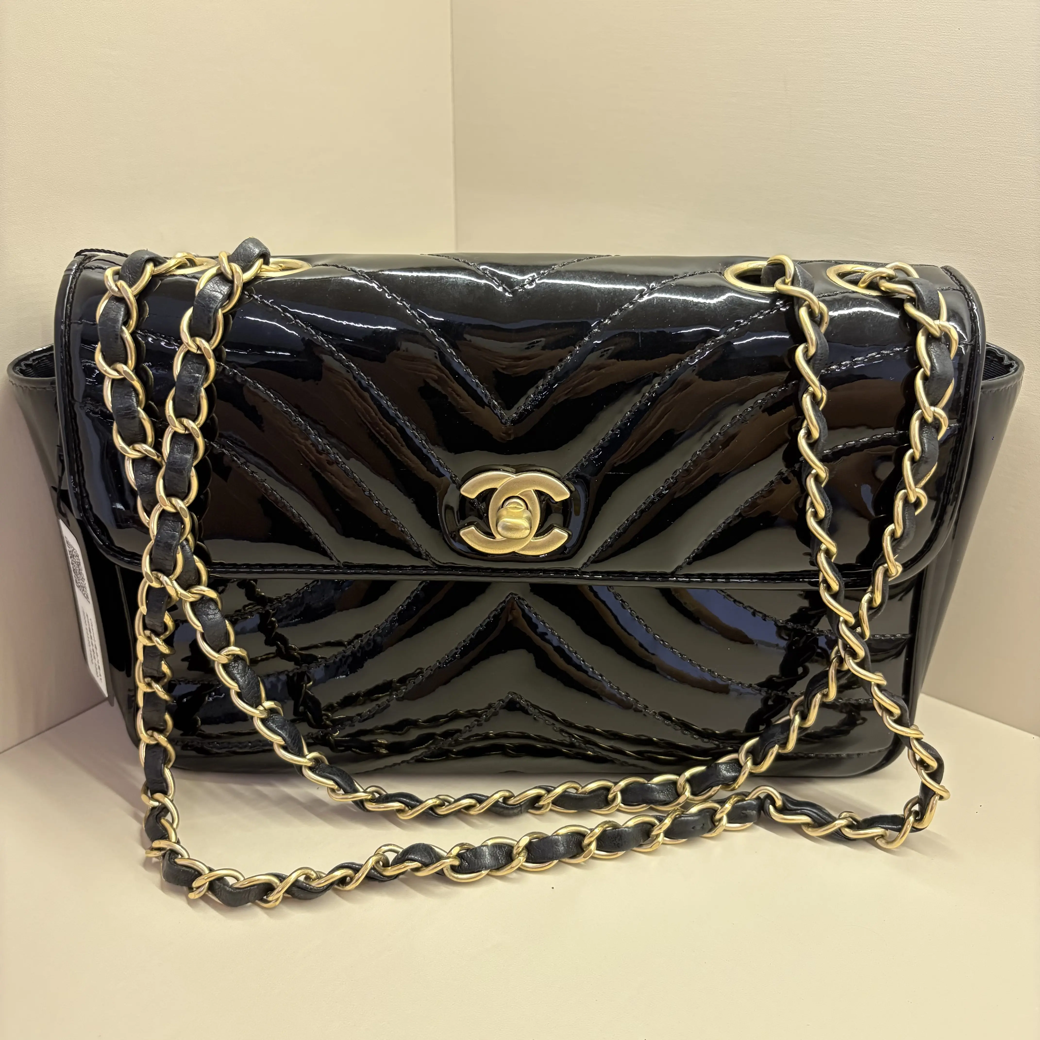 Pre-owned CHANEL shoulder bag in black patent leather with gold tone hardwareHK A221