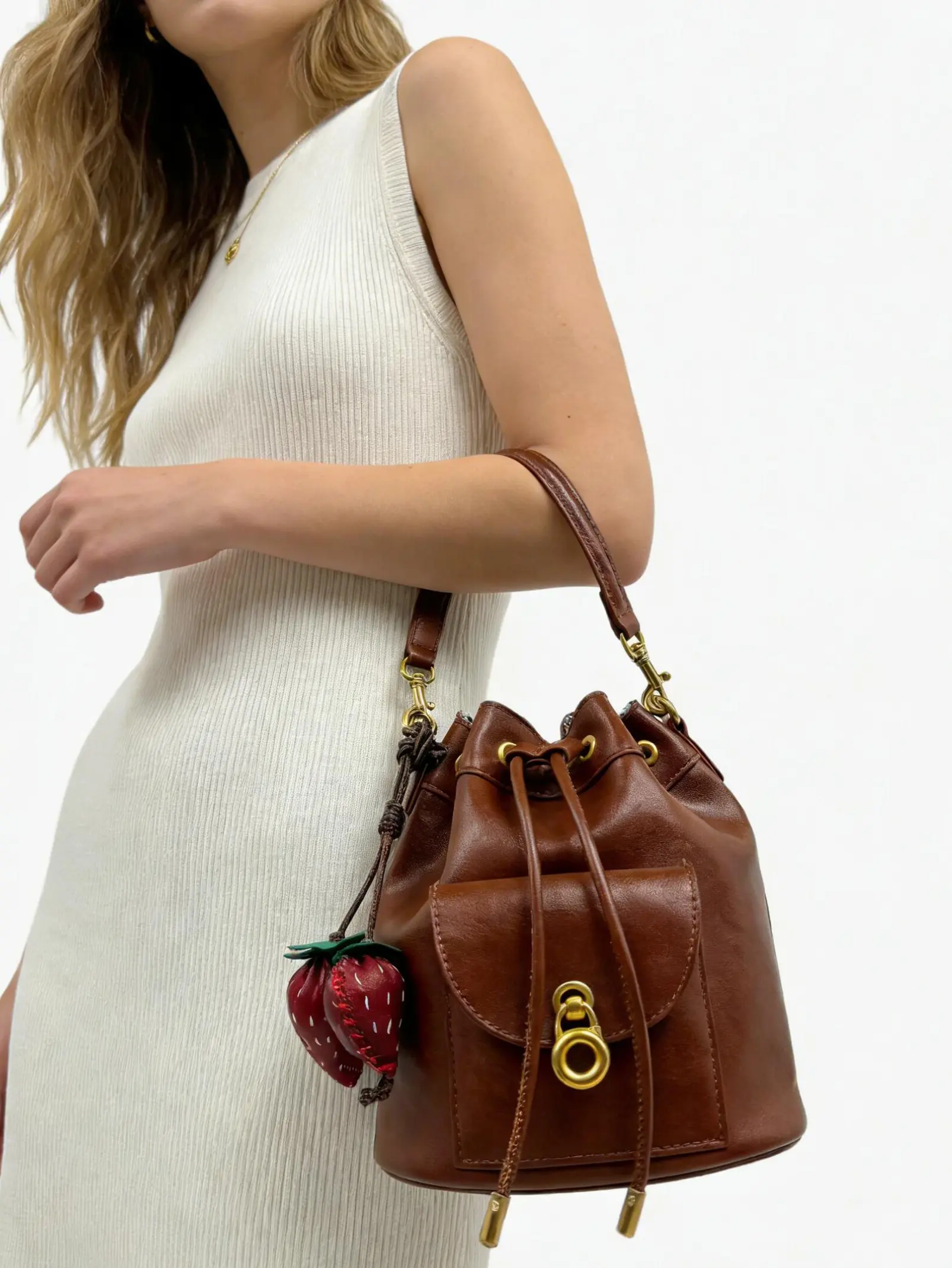 Women’s Retro Bucket Bag with Strawberry Chic Drawstring Hobo Purse with Adjustable Strap Lightweight Shoulder Bag for All Seasons Leather Bucket Bag with Adjustable Strap, Large Capacity Organizer Bag Pendant, Soft and Sturdy Design emerson  tote  bag tr