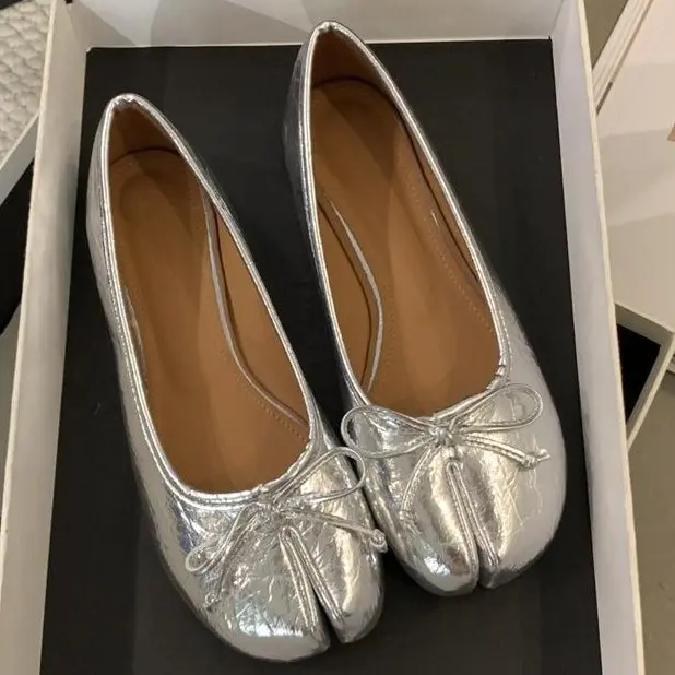 Currently trending ballet-style women’s flat shoes with bow detailing—the upper has a smooth, soft feel, and the overall design is lightweight and flexible. They feature a built-in, thickened, comfortable cushioned footbed and a simple, stylish classic si