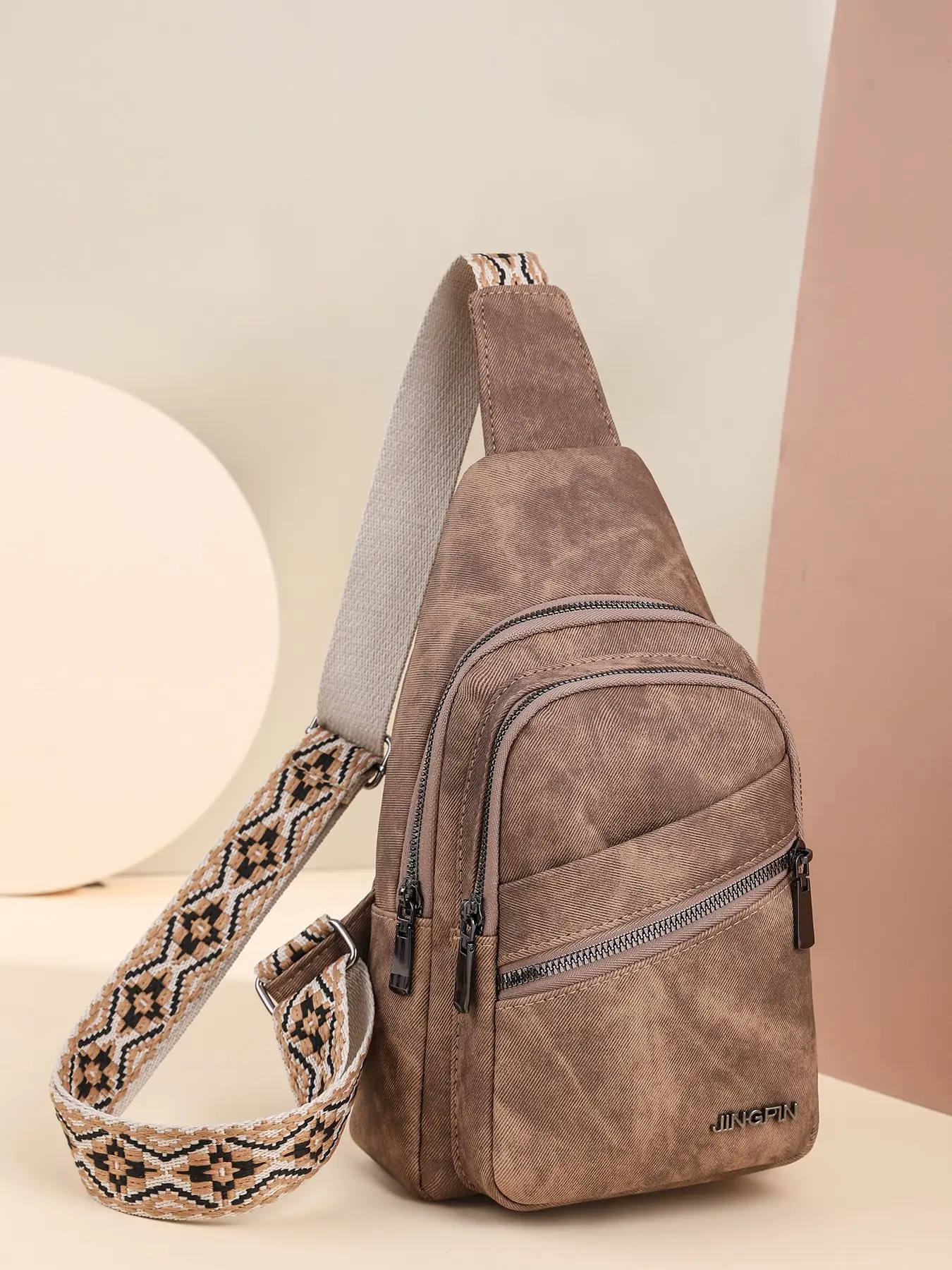 Retro niche design casual versatile chest bag, Pu Fanny Pack, Zipper Belt Bag, multiple zippered pockets, reasonable separation, adjustable shoulder strap design, wide shoulder strap, suitable for commuting to work, outdoor shopping