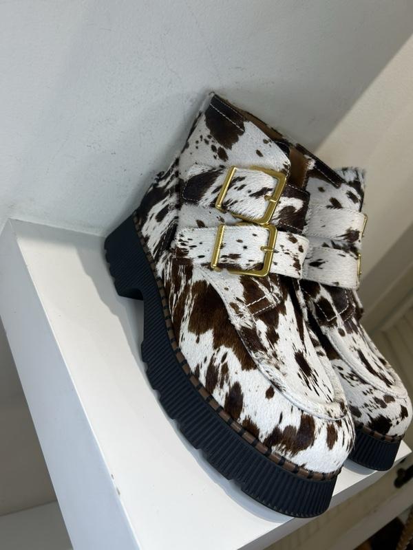 Modern Leather Statement Boots with Sculptural Sole