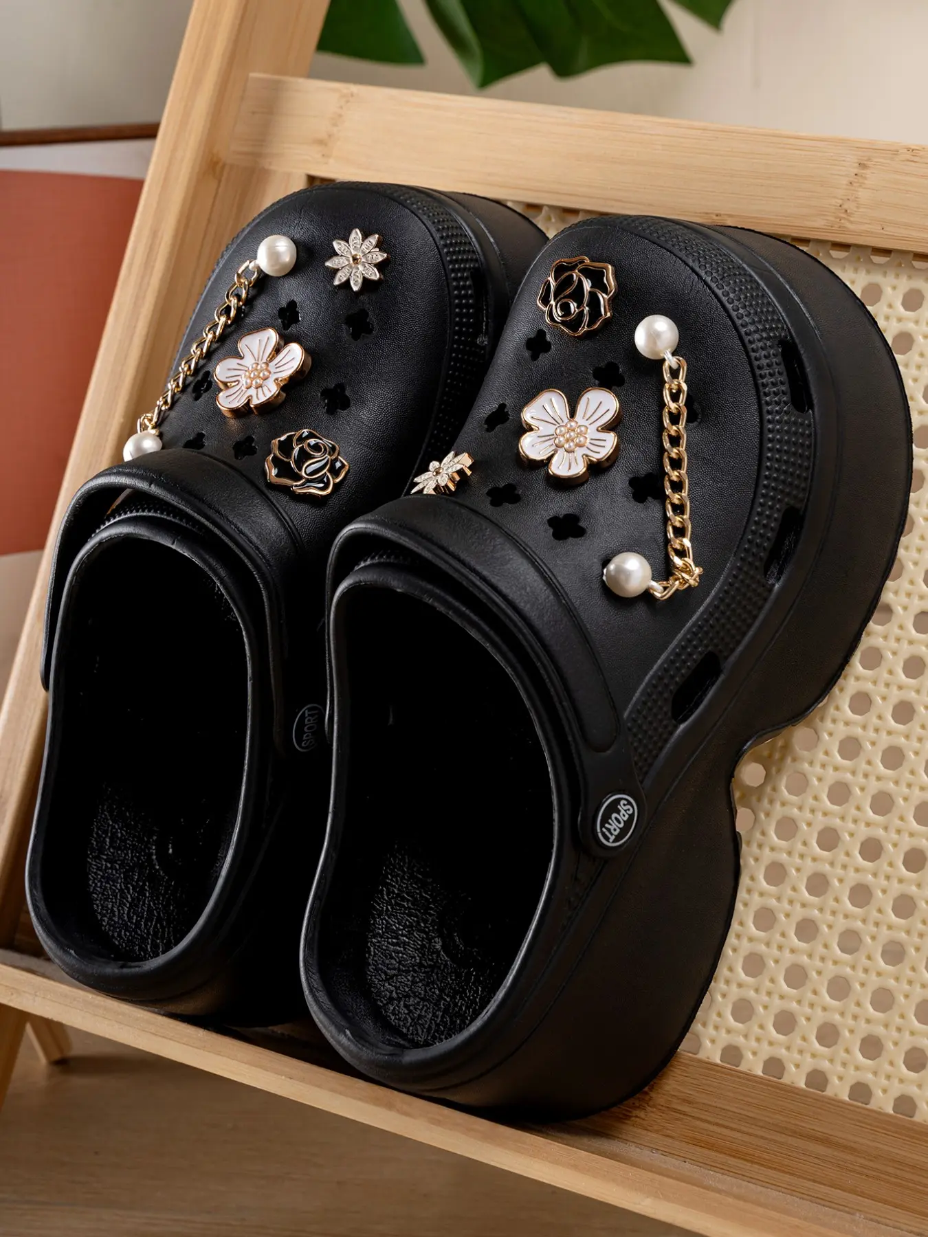 Women's Punk Style Hole Shoes with Pearl Flower Sequins, Comfortable Eva Sole, DIY Decorative Design, All Seasons Court Sandals, Summer Outdoor Footwear, Low Top Slippers, Flat Slippers, Indoor Outdoor Slippers