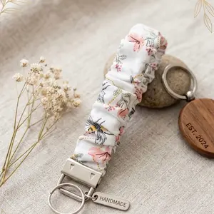 Handmade Scrunchie Floral Keychain with Bee Design - Perfect for Key Storage and Organization - Ideal for Gifts and Personal Use