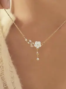 Elegant Zirconia Branch Camellia Flower Pendant Necklace for Women, Unique Design, Gentle and Versatile Clavicle Chain, Wife Necklace