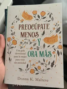 Women's Devotional Spiritual Prayer Guide Book - Spanish Edition "Preocupate Menos y Ora Mas", Anxiety Relief, Peace-Focused Religion Paperback