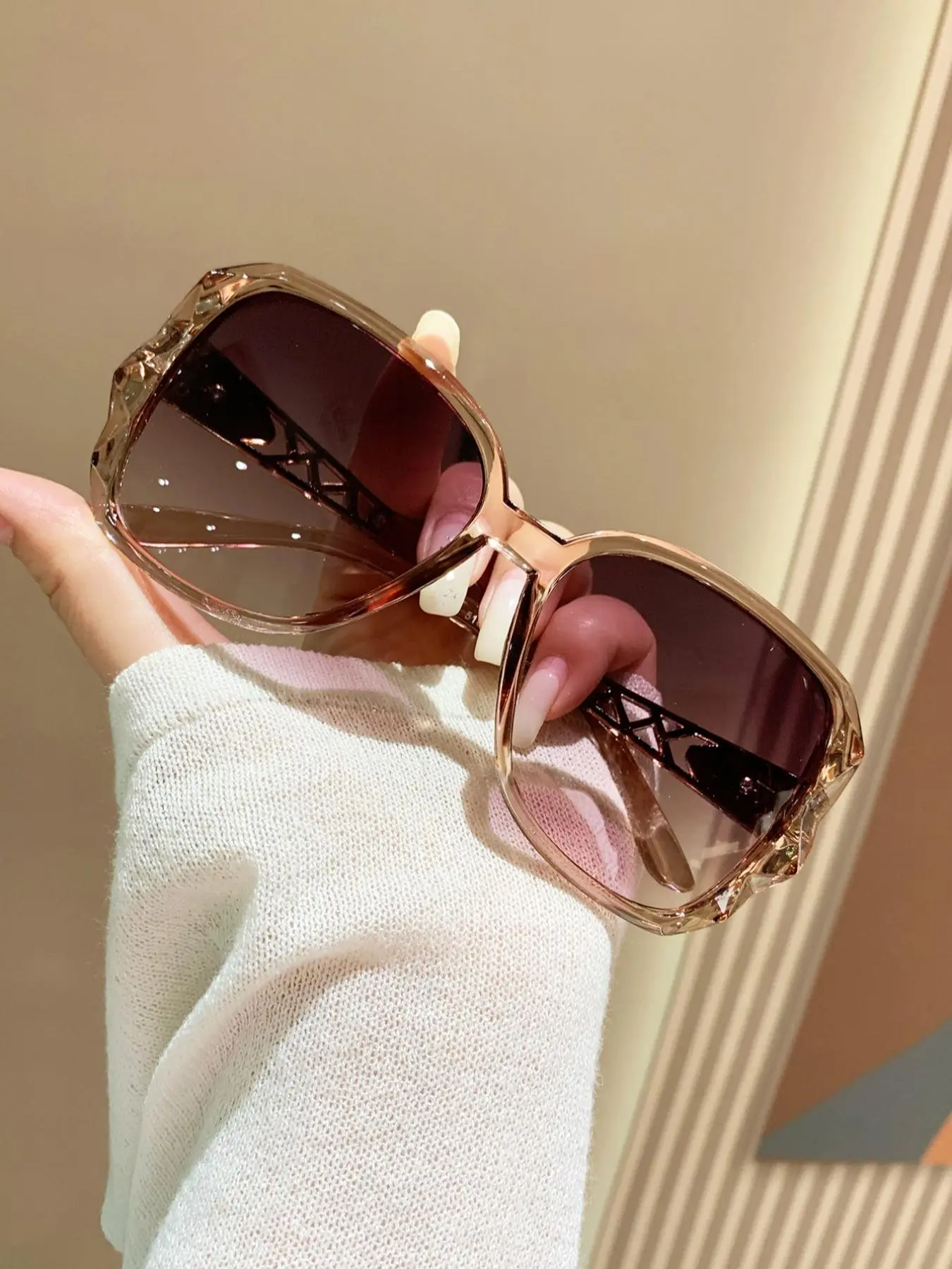 Unisex Large Frame Fashion Sunglasses, Elegant Style for Travel, Sports, Driving, Festivals, Beach, Trendy Beach Eyewear, Summer Accessories, Mirrored Shades