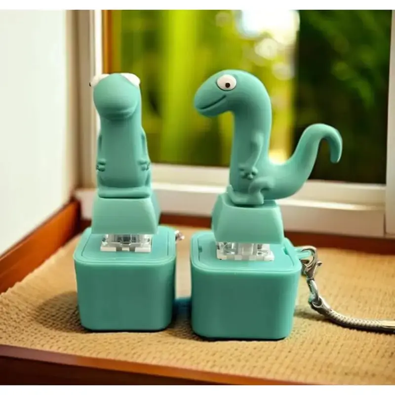 Funky Unique Accessories 2-Piece Lizard-Shaped Compact Simulation Sound Button Clicker Keychains, Quirky Look Halloween Party Supplies, Unique Mimicry Gift for Friends