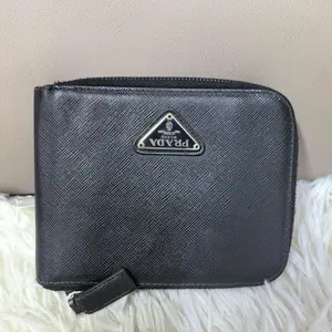 Pre-owned France Clutches & Wristlets Prada Black and Silver Zip Square Wallet（SZ 03289 ）