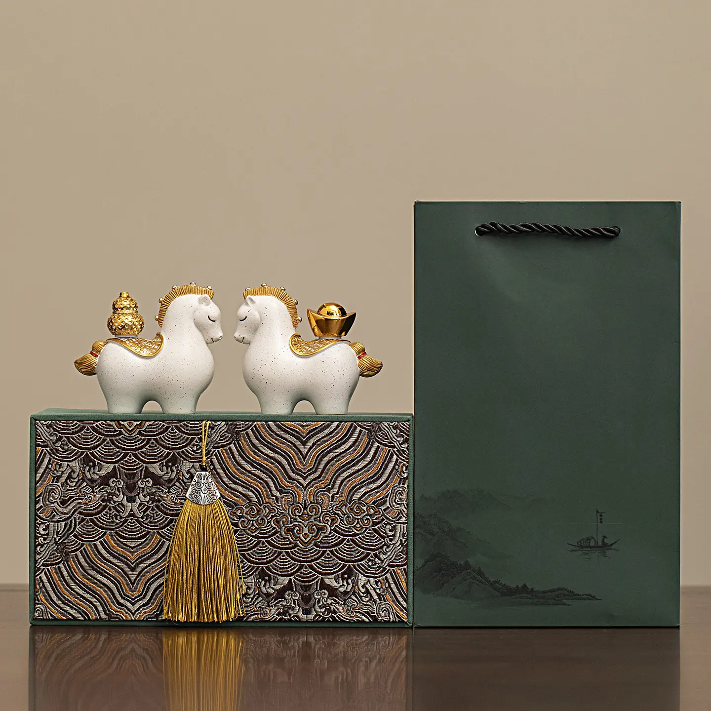 Simple white immediately comes with [a pair of go2