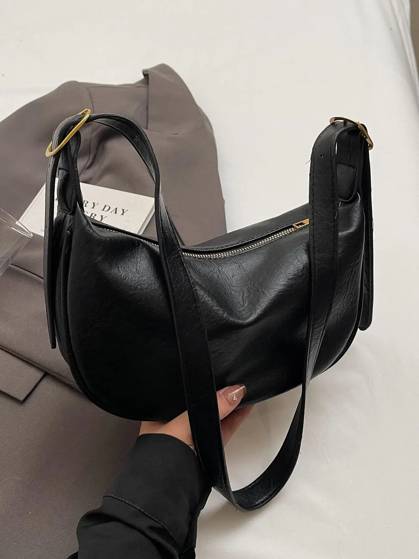 Women's Simple Solid Zipper Shoulder Bag, Fashionable Vintage Shoulder Bag with Cute Charm, Casual Trendy Commuting Bag, Girl Fashionable Shopping Bag