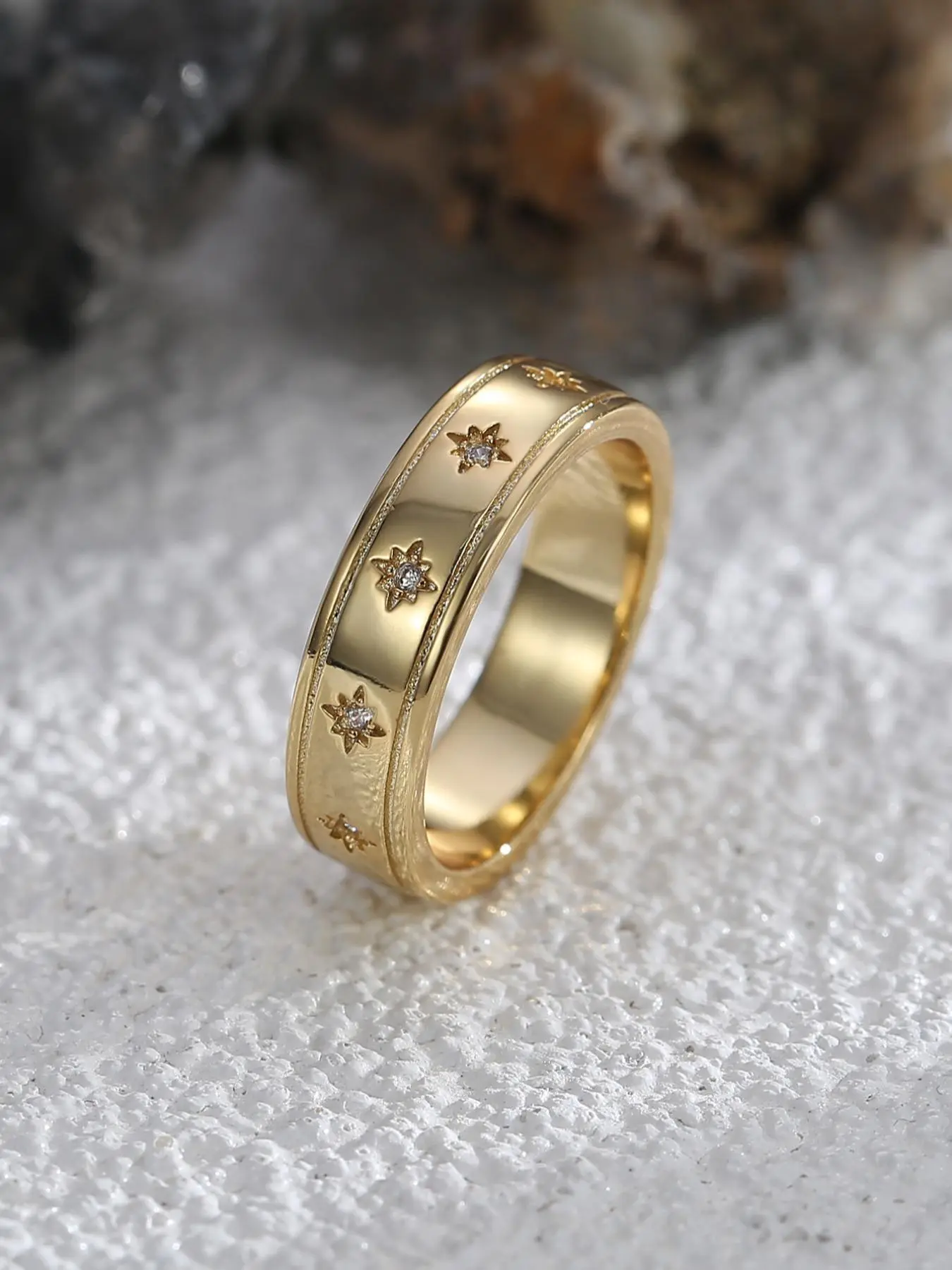 Women's 1 Piece Multi-color Copper Material Ring, Minimalist Shiny Rhinestone Decor Ring, Fashion Dainty Jewelry Accessories for Women, Minimalist Shine, Dainty Accessory, Star Ring, Copper Band Rings, Rhinestone Decorated Ring, Exquisite Trendy Ring