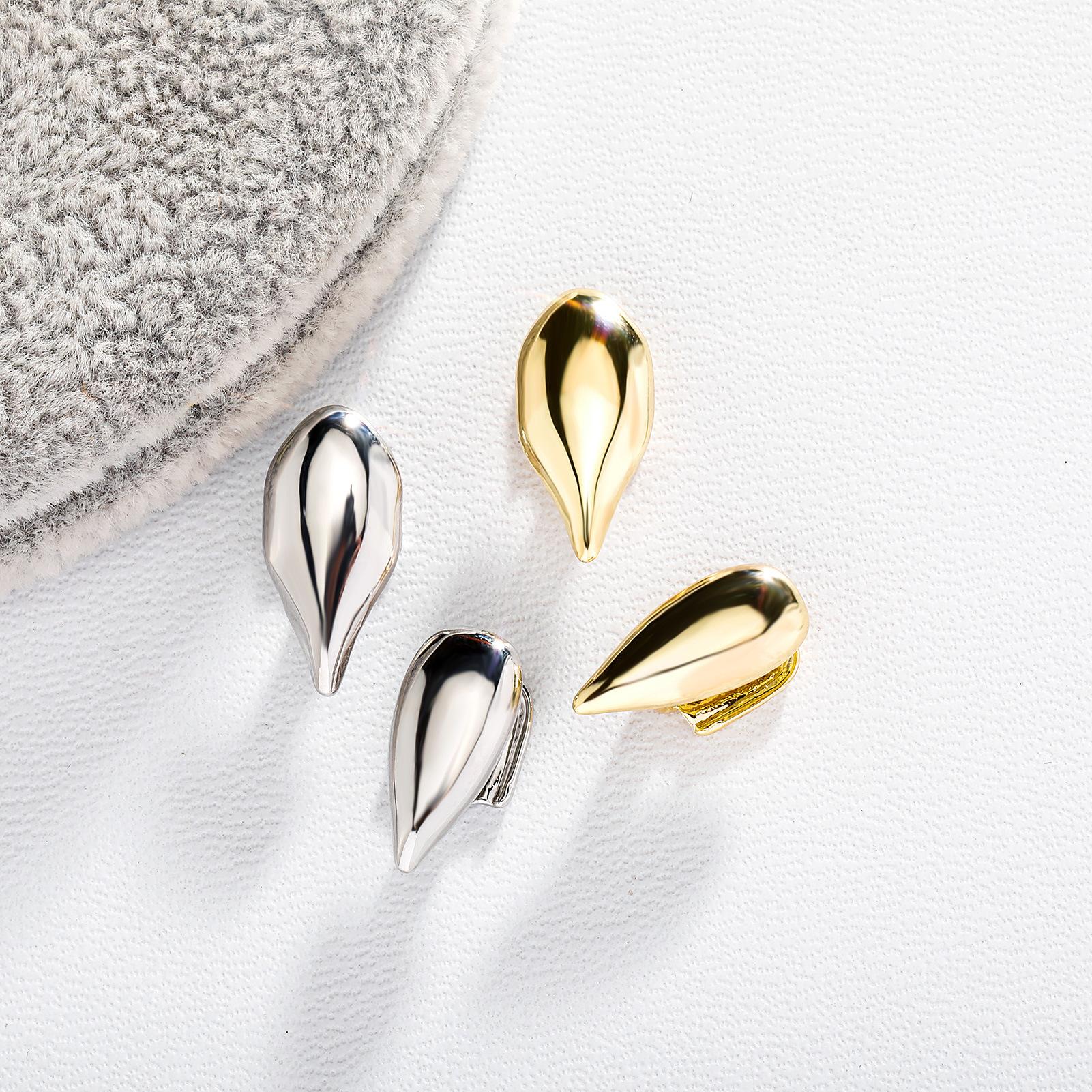 New personality and fashion selling fangs and fangs in Europe and America Halloween funny explosions small tiger teeth wild braces for men and women exquisite daily fashion accessories.