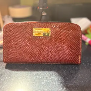 Artisanal plain women wallet.