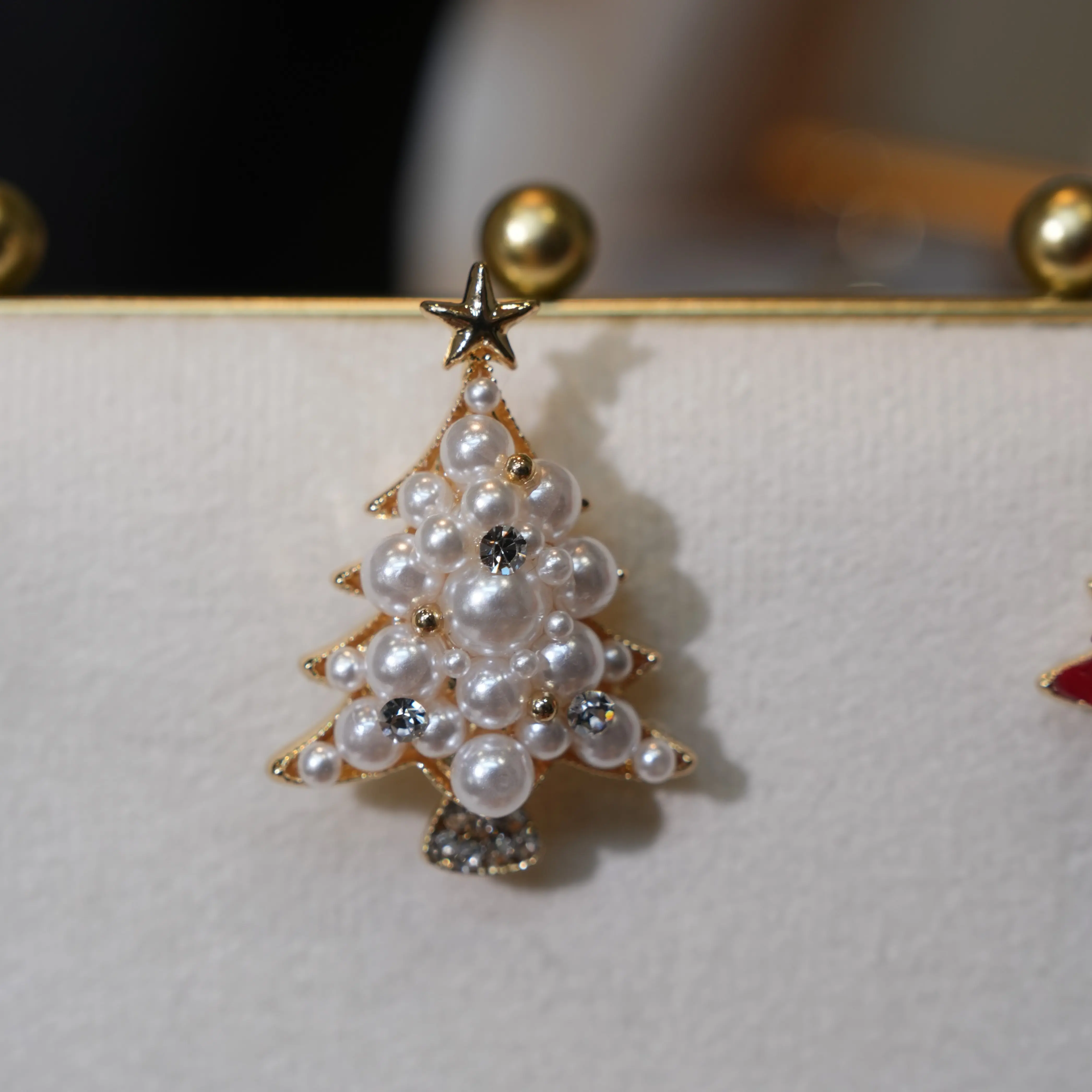 Elegant Pearl Christmas Tree Brooch with Star Top and Rhinestones for Festive Outfits