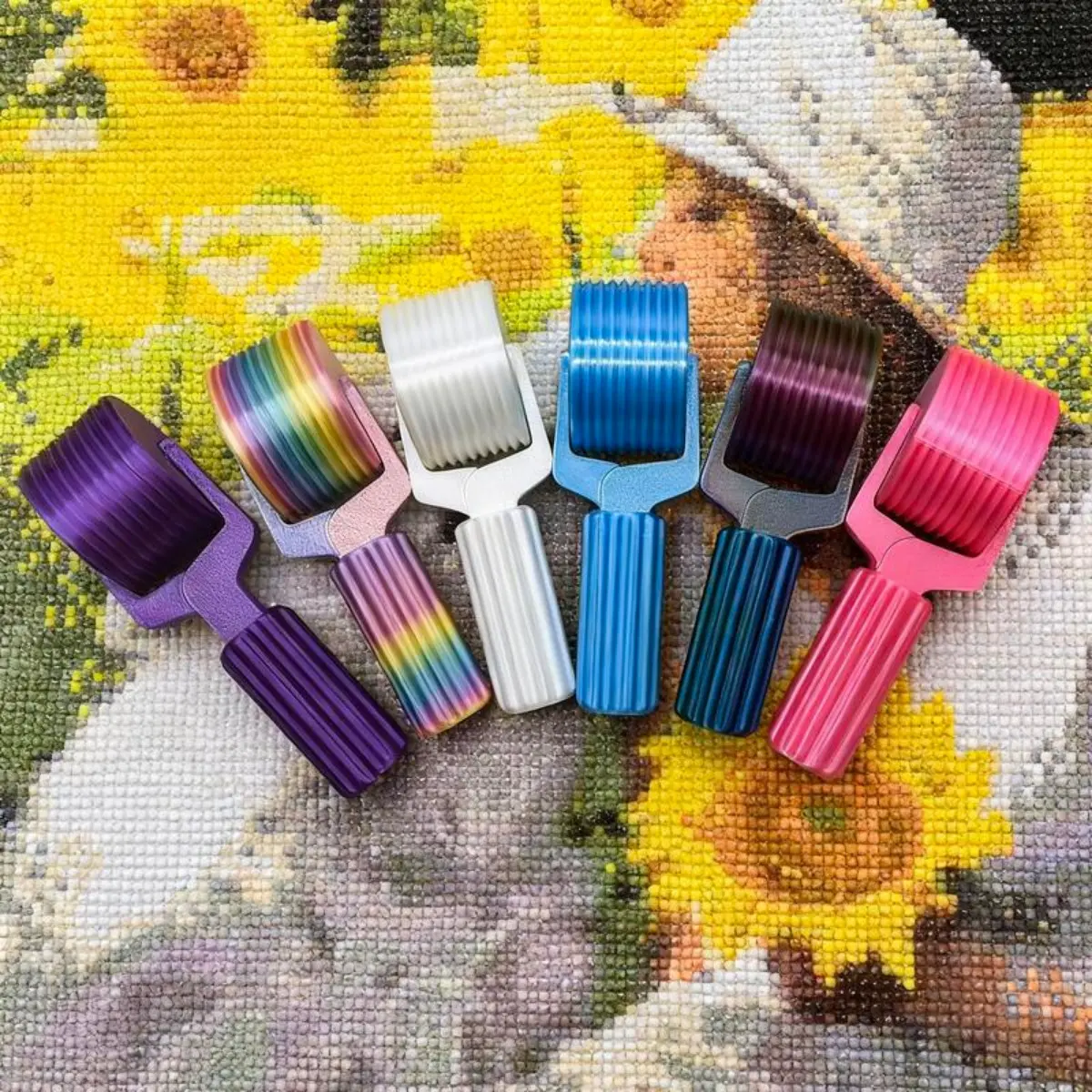 Diamond Painting Roller, Colorful Textured Diamond Art Tool with Ergonomic Handle, Lightweight Stainless Steel Crafting Accessory (10.5 x 3.7 x 4 cm) for Beginners and Experienced Crafters, DIY Holiday Projects, Diamond Art Tools, Textured Grip