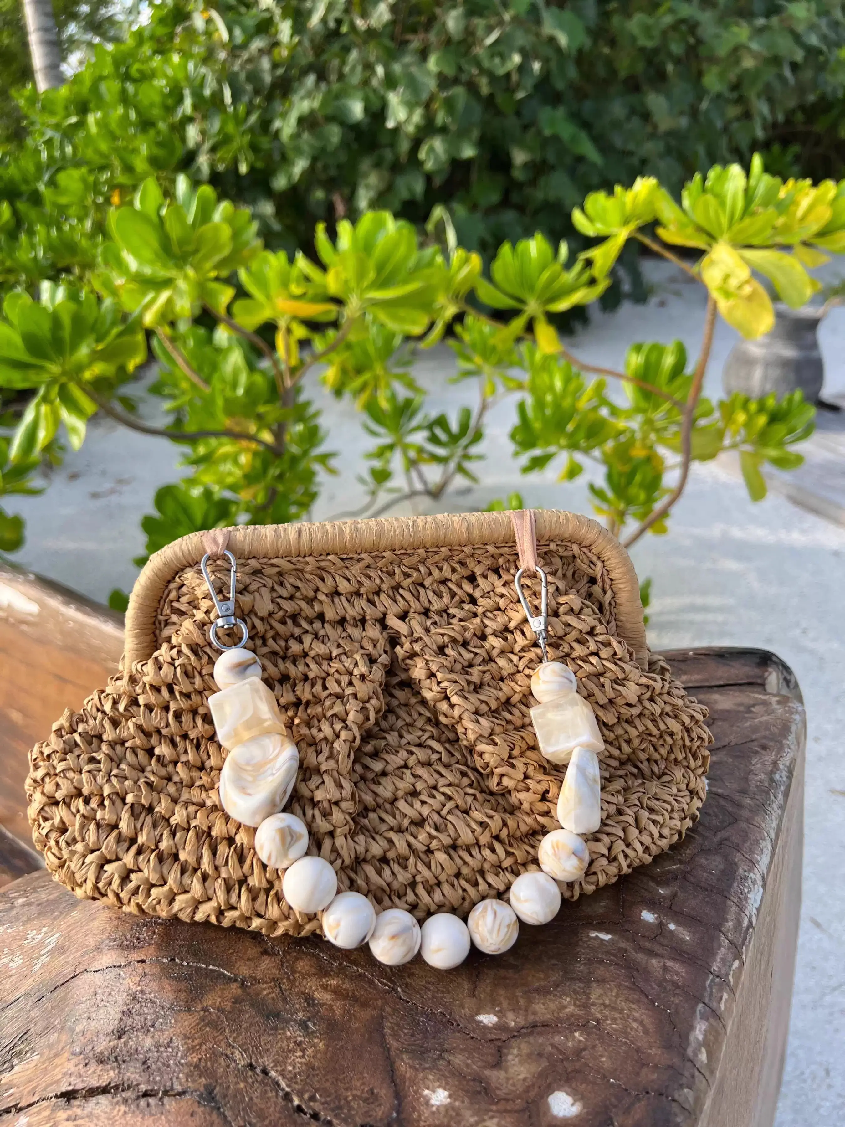 Retro fashion practical texture vacation style grass woven shoulder bag Textured Bag, bead chain decoration design, hand woven texture, cloud pleated bag type, versatile item for seaside vacation, can accommodate lipstick and headphones, Handcrafted Bag