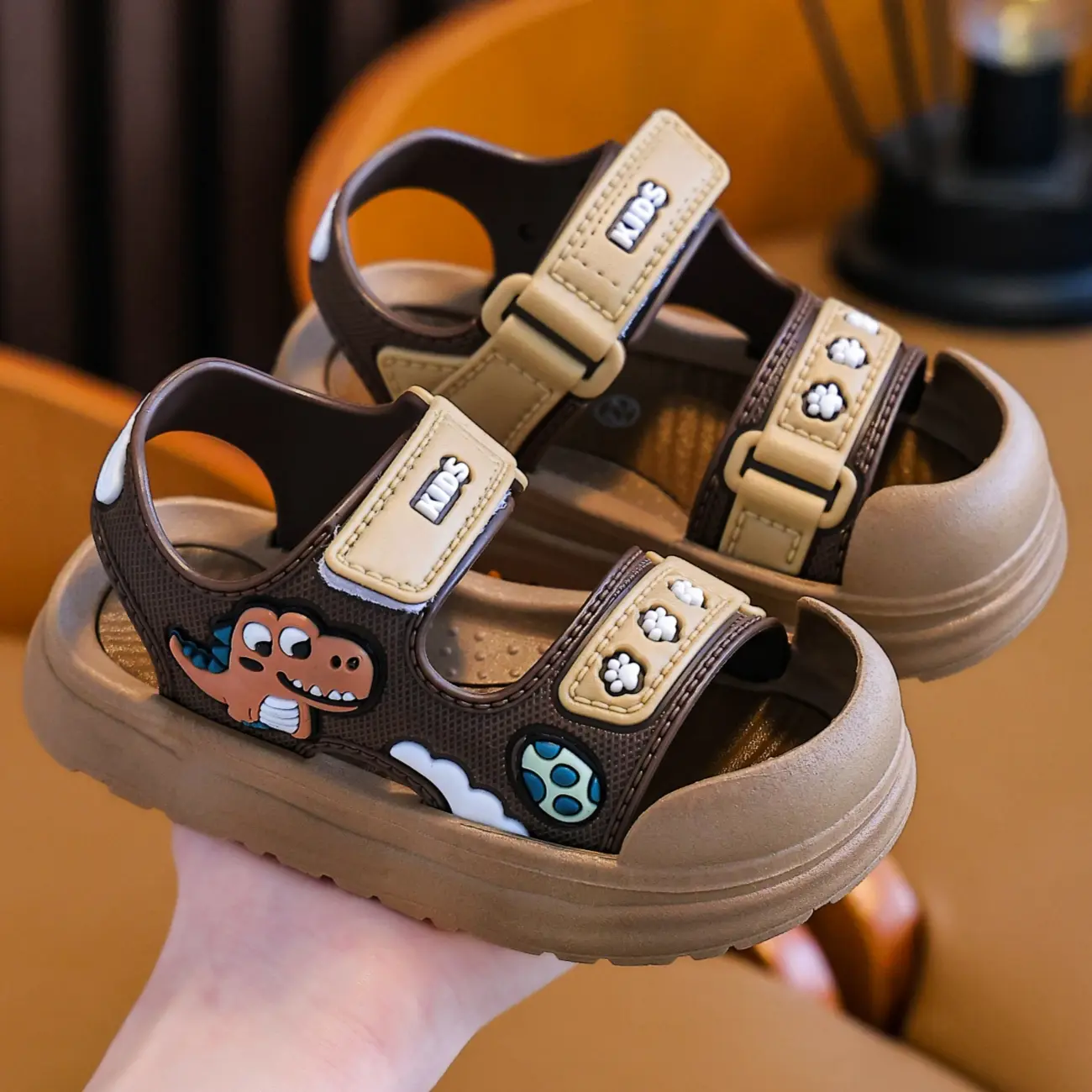 Children's sandals with cute cartoon dinosaur patterns for boys and girls, infants and young children, sandals with cool slippers, beach shoes for wearing outside, toe caps, sandals, anti kick, anti-collision, waterproof, 2026 new model