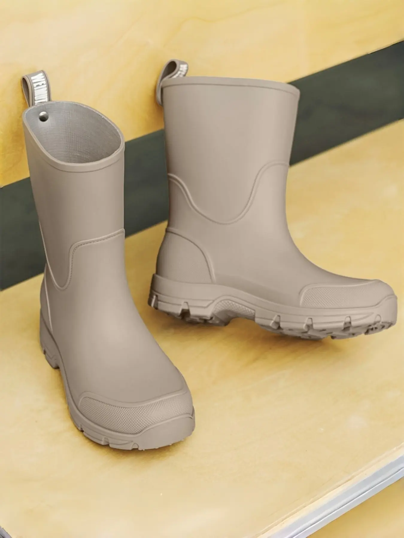 Unisex Anti-Slip Durable Rubber Rain Boots, Waterproof Easy-To-Clean Mid-Calf Water Shoes, Ideal for Outdoor Activities, Camping, Car Washing, Grocery Shopping, Waterproof Outdoor Footwear