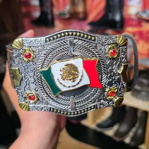 hebillas de metal con la bandera de México