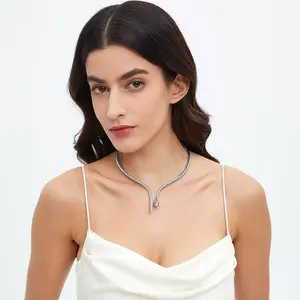 OIDEA Women's Elegant Curved Punk Brass Metal Snake Chain Choker Necklace - Adjustable, Gothic Hip Hop Jewelry Design, Edgy Scrolled Serpentine Female Necklace, 2-3 Scenarios (Cocktail, Halloween Party) Costume Accessory