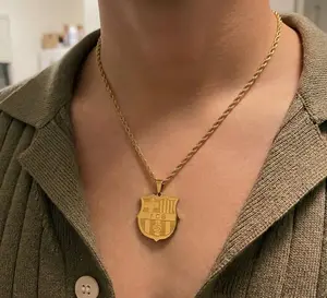 Collar con dije del FC Barcelona, para un look elegante.