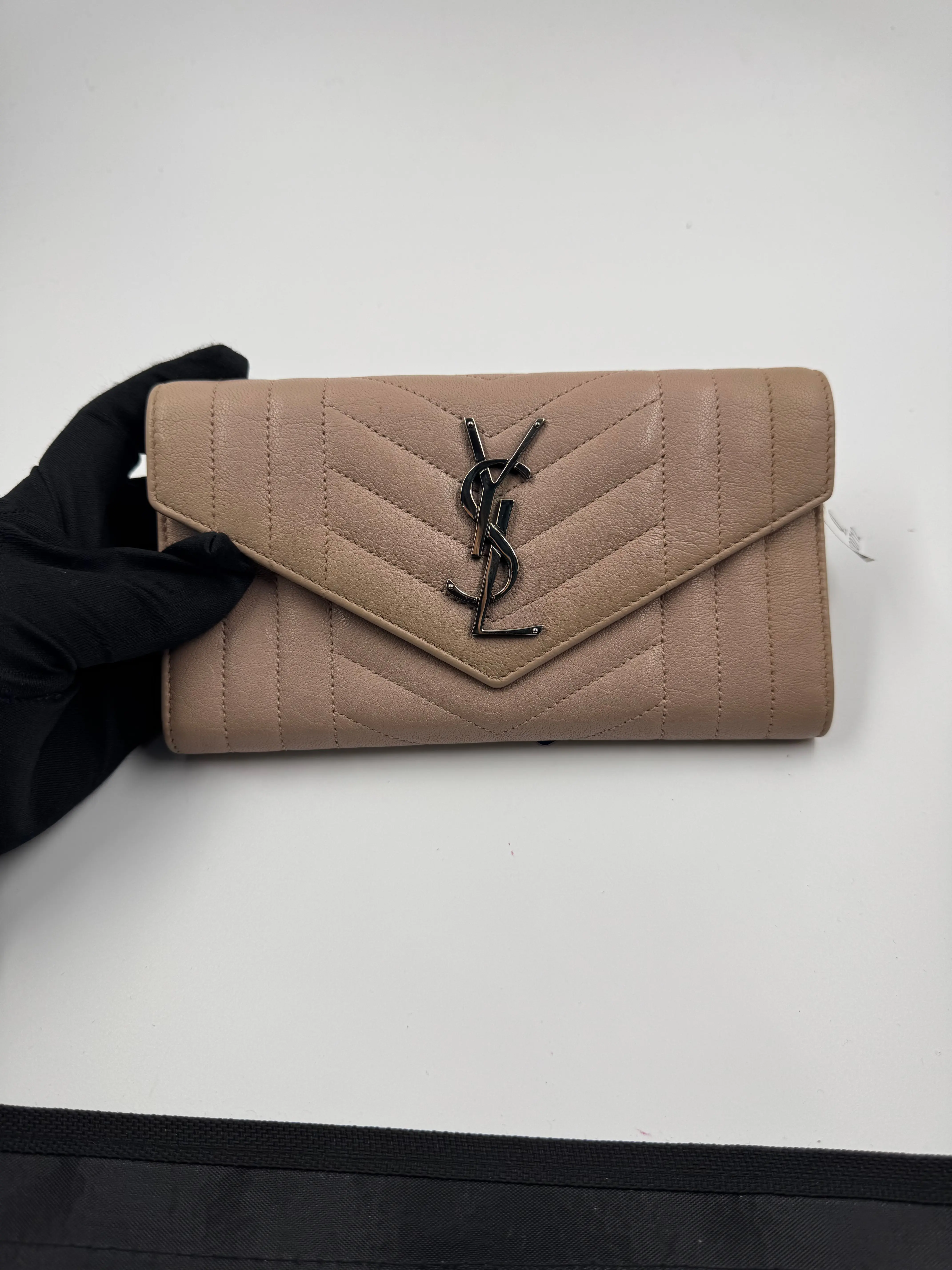 Pre-owned Yves Saint Laurent Saint Laurent Cassandre Matelassé Envelope Wallet A100712