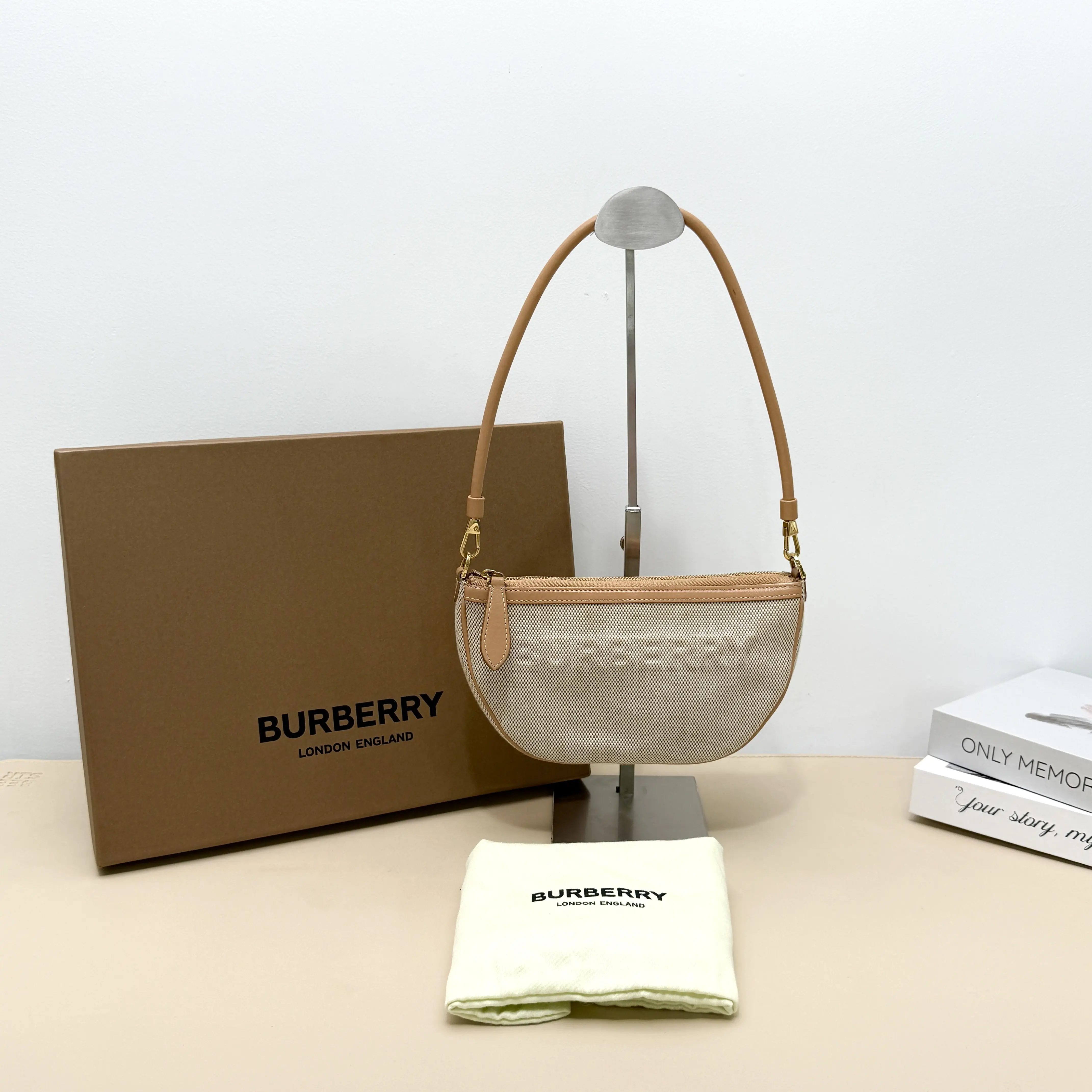 Pre-owned BURBERRY Canvas Shoulder Bags Olympia Pouch Shoulder Bag in Beige and Leather B8060902