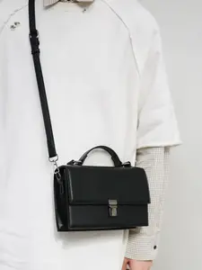 1pc Men's single shoulder crossbody bag, Minimalist shoulder bag, Versatile shoulder bags, with solid color flip design and hardware lock buckle, simple, casual, versatile, suitable for daily commuting, dining, shopping