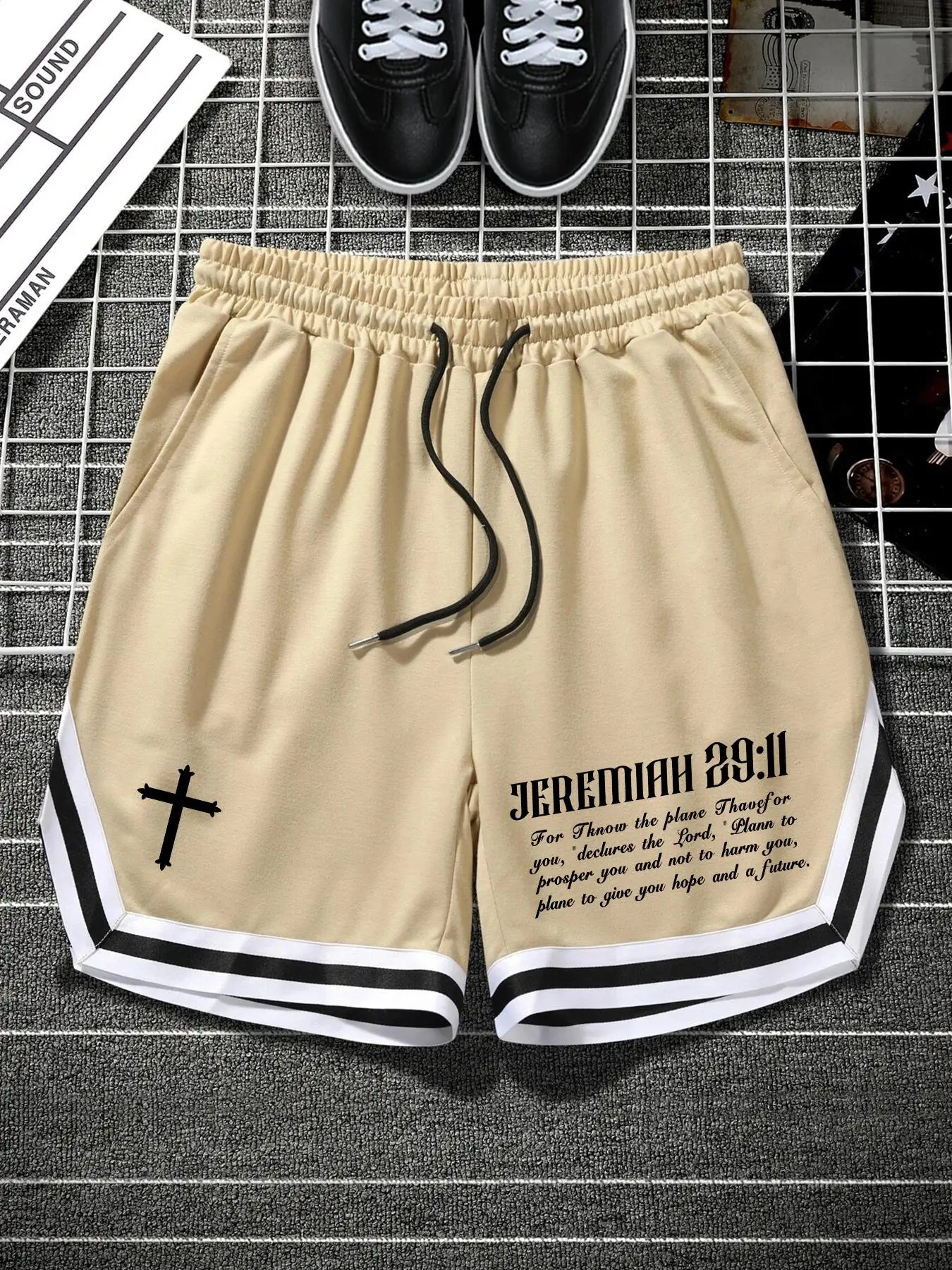 Men's Cross & Letter Print Drawstring Baggy Shorts, Loose Casual Streetwear Striped Trim Elastic Waist Pocket Track Shorts for Summer, Fashion Men's B