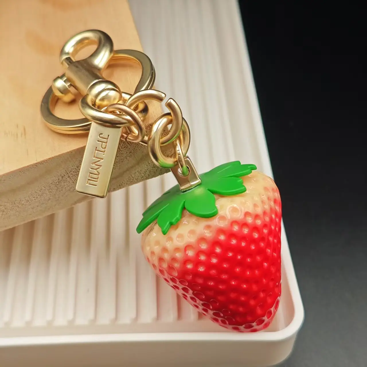 {Keychain} Cute Fruit Strawberry Fresh Keychain - Fashionable Girl Heart Gradient Strawberry Bag Creative Pendant