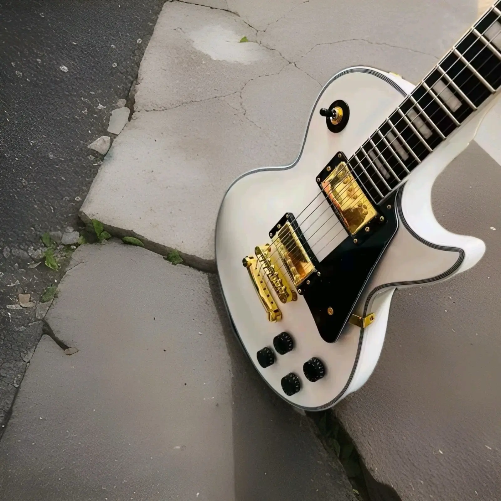 Badass Iconic LP Style 6-String Electric Guitar - Artic White Finish, 22 Frets, Mahogany & Maple Construction, Right-Handed, Rich Tones, Suitable for Beginners, Includes Guitar Strap