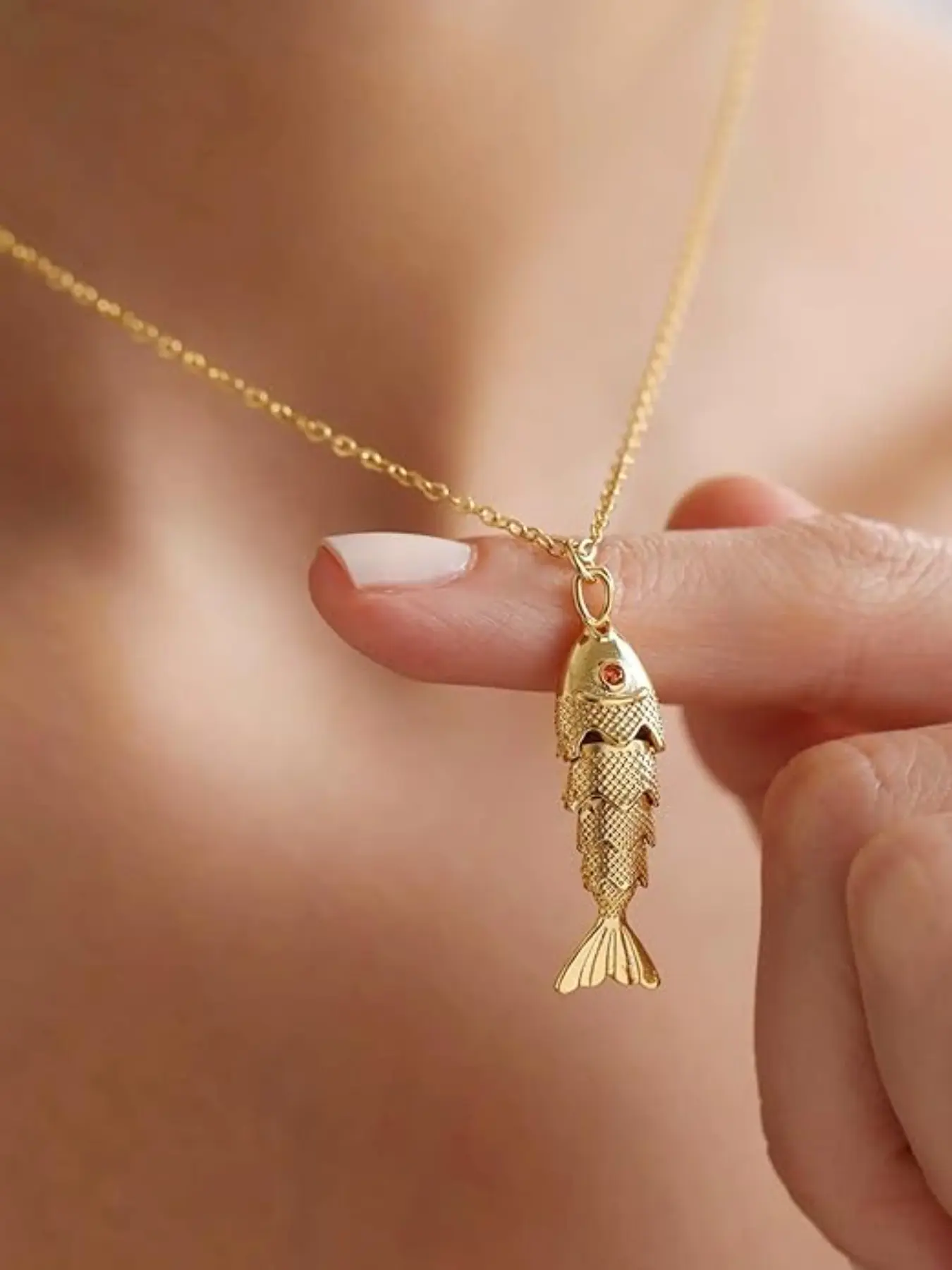 1 Pack Mini Cooper Fish Pendant Alloy Necklace, Women's Movable Fish Necklace, Beach Ocean Necklace, Fashionable and Exquisite Beach Waterproof Non-Fading Necklace, Animal Pendant Charm, Dangling Charms Necklace