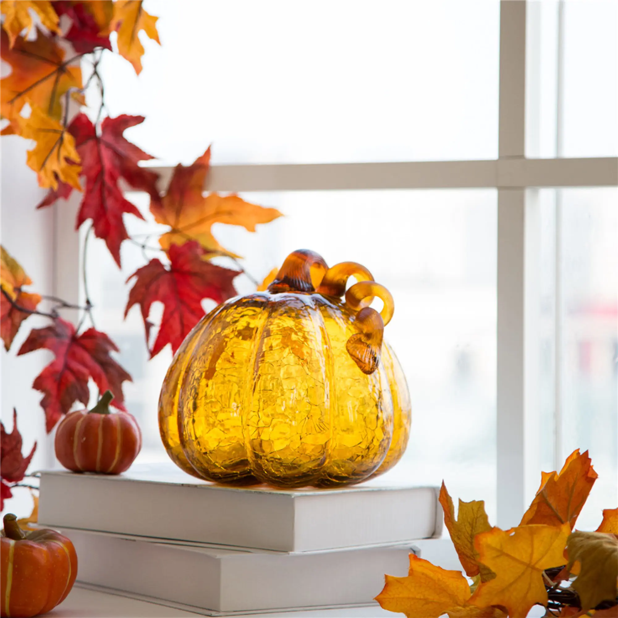 Glitzhome Handmade 7.75 in Amber Crackle Texture Glass Pumpkin, Halloween Festive Decor Ornament for Home Room Decor Supplies