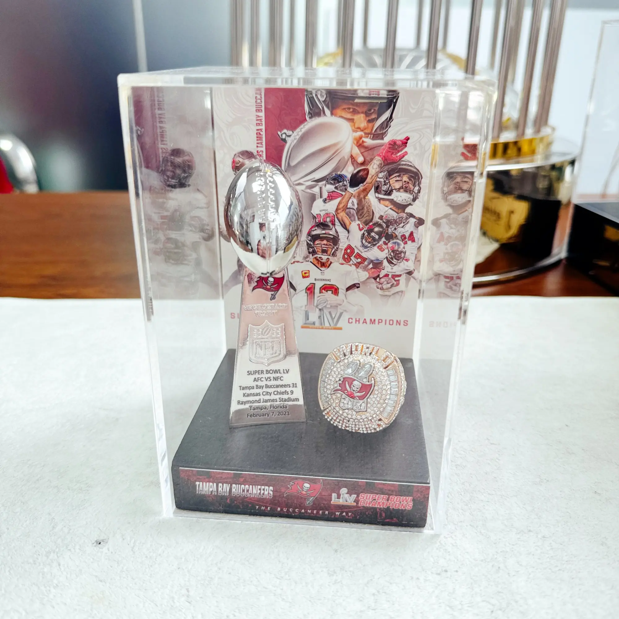 Buccaneers American Football Team Championship Trophy Set, Beautiful Buccaneers Display Box, Perfect Sports Award Replica, Ideal Gift for Sport Lovers, High-Quality Design 2021/2003, Tampa Bay Buccaneers Memorabilia