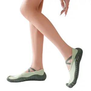 Soft-soled yoga shoes for dancing and exercise, with laces and five-toe design, breathable and comfortable training shoes.