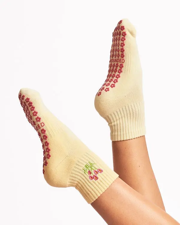 Cropped Crew Butter Yellow Grip Socks