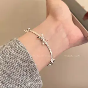 Metal bow bracelet for girls with cool style, niche design, fashionable and versatile, new style for students and girlfriends