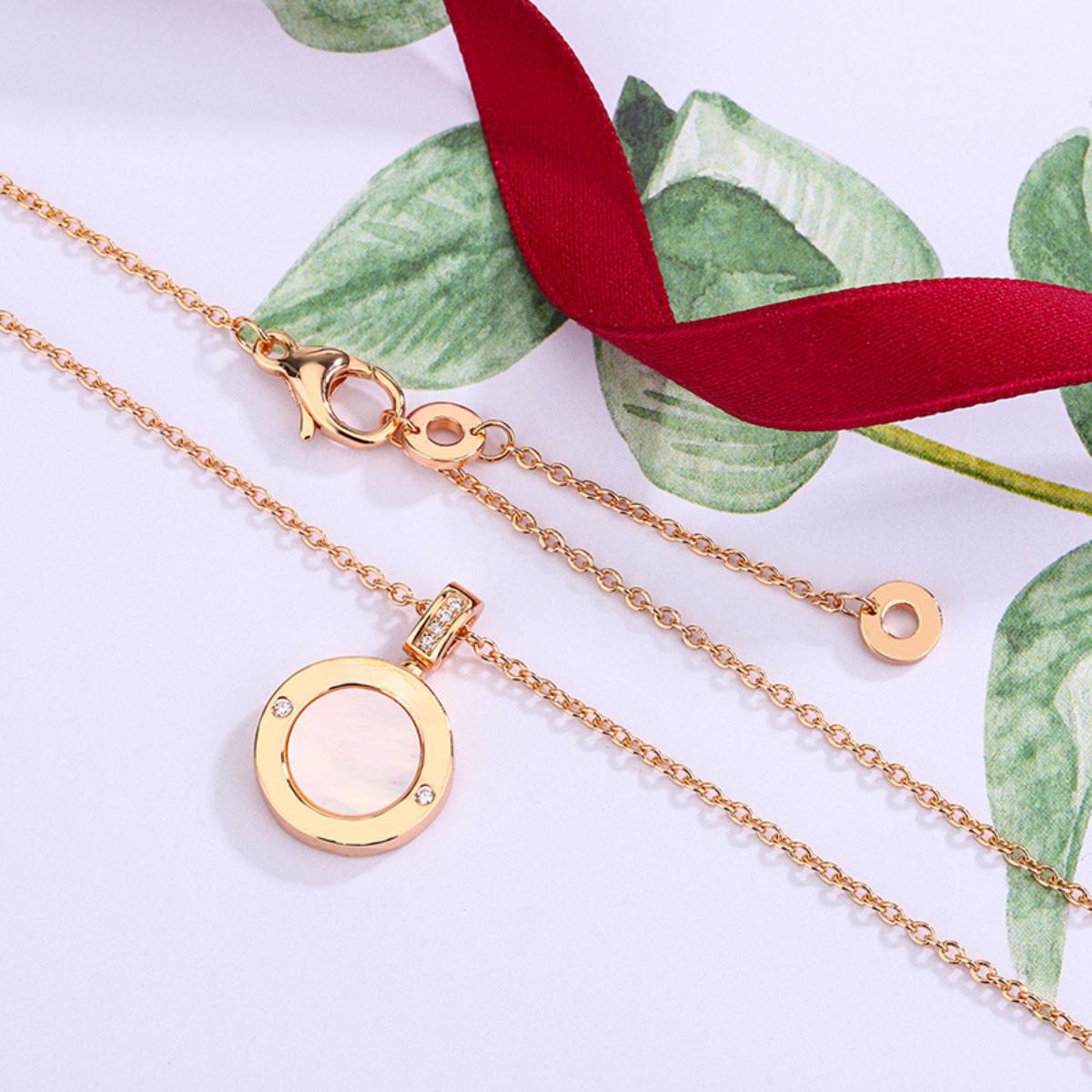 Gold Double-Sided Round Coin Necklace for Women, Black Agate & White Mother-of-Pearl Clavicle Chain with Roman Letters, Light Luxury Minimalist Jewelry